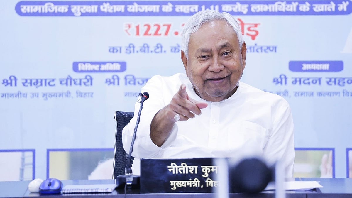 Nitish Kumar: நிதிஷ் எனும் அரசியல் மாயாஜாலக்காரன் - 20 வருடங்களாக அரியணையை விட்டு கொடுக்காதவரின் கதை