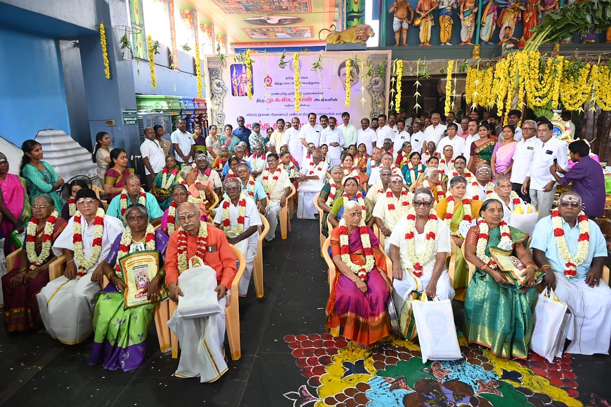 ஈரோடு: கோட்டை ஈஸ்வரன் கோயிலில் 70+ தம்பதியருக்கு சீர்வரிசையுடன் திருக்கல்யாணம் | Photo Album