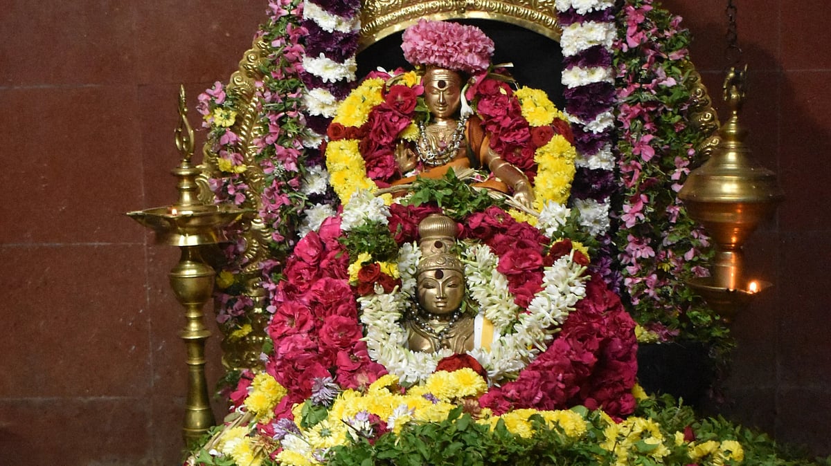 கார்த்திகையில் மாலை அணிந்த ஐயப்ப பக்தர்கள்; ஈரோடு கருங்கல்பாளையத்தில் ஒலித்த சரண கோஷம் | Photo Album