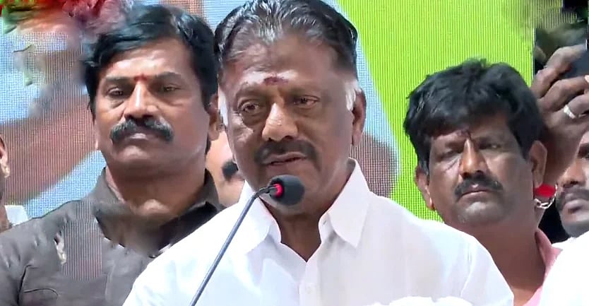 OPS: அடுத்தடுத்து அணி மாறும் ஆதரவாளர்கள்; சட்டமன்றத்தில் சேகர் பாபு உடன் சந்திப்பு நடத்திய ஓபிஎஸ்?