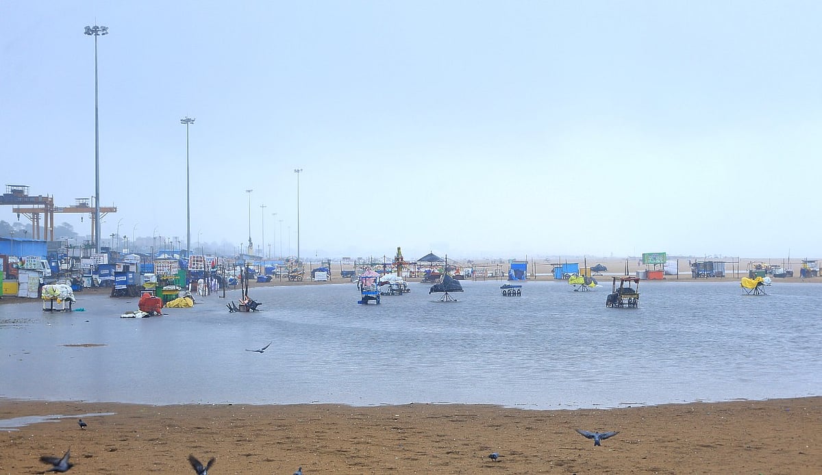 Ditwah: சென்னை மெரினா கடற்கரை மணற்பரப்பில் மழைநீர்! | Rainy Day Roundup Photo Album