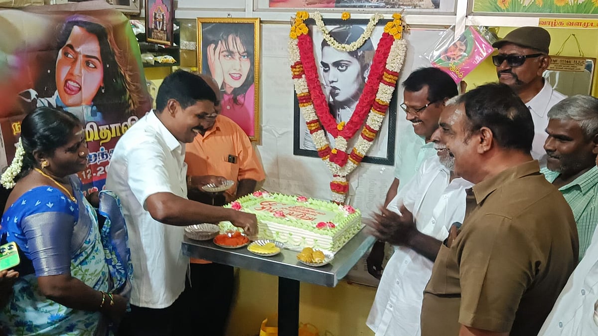 ஈரோடு: சில்க் ஸ்மிதாவின் 66-வது பிறந்தநாள்; கேக் வெட்டி கொண்டாடிய ரசிகர் | Photo Album