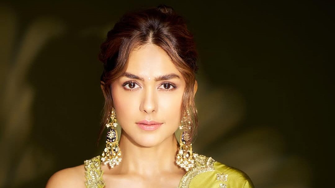 Mrunal Thakur: `மின்னலே மின்னலே' - நடிகை மிருனாள் தாக்கூரின் லேட்டஸ்ட் க்ளிக்ஸ் | Photo Album