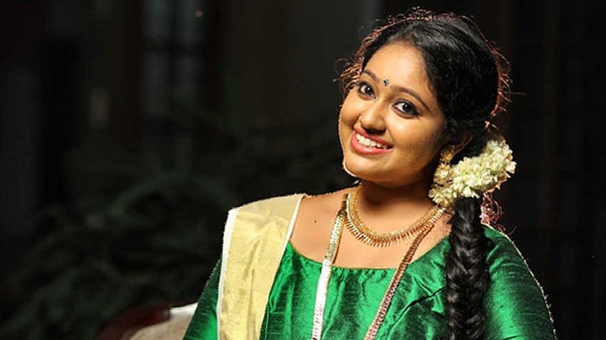 'மேக்னா'ஸ் ஃபார்ம்: கால்நடை வளர்ப்பு, மீன் பண்ணை! - இயற்கை விவசாயத்தில் 'பொன்மகள் வந்தாள்' மேக்னா