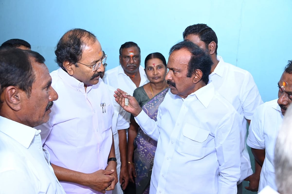 கொங்கு அரசியலில் பரபரப்பு: திமுக அமைச்சரை சந்தித்த அதிமுக முன்னாள் அமைச்சர் தங்கமணி! - காரணம் என்ன?