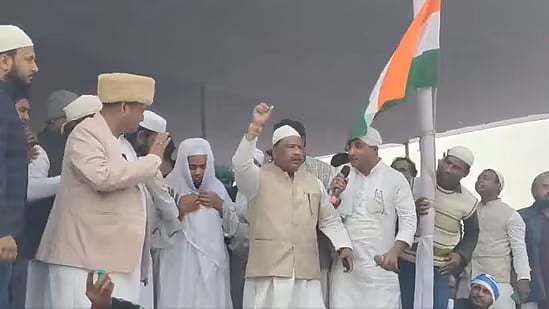 மேற்கு வங்கம்: பாபர் மசூதி கட்ட மம்தா கட்சி எம்.எம்.ஏ பூமி பூஜை; ராமர் கோயில் கட்ட பாஜக பூமி பூஜை