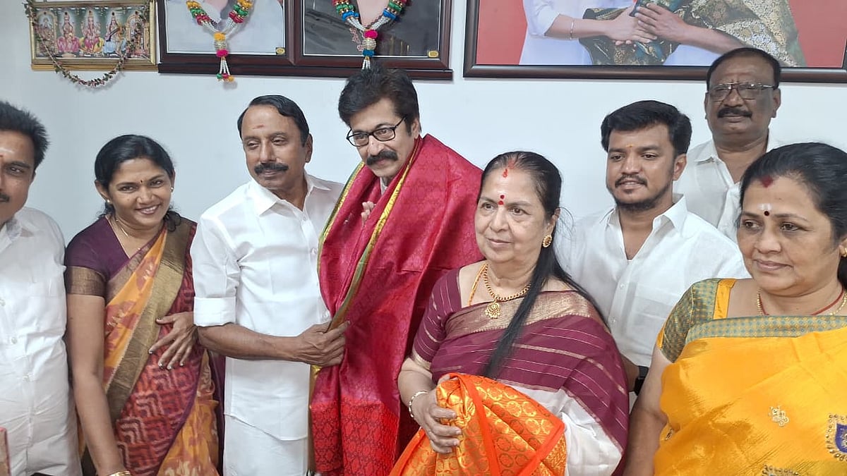 `உங்க தம்பி கமல்சார்கூட இருக்காரே
பரவால்லயா'ன்னு ஆனந்த் கேட்டார் - தவெகவில் சேர்ந்த நடிகர் ஜீவா ரவி