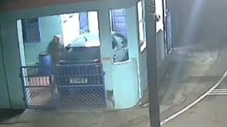 தண்ணீரா? ஆசிட்டா? முகமூடி கொள்ளையனை விரட்டிய 70 வயது மூதாட்டி - வைரல் வீடியோ