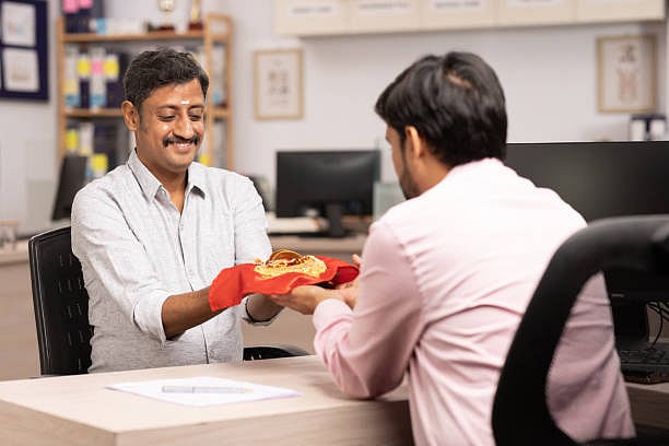 பவுனுக்கு ரூ.98,000-த்தை தொட்ட தங்கம் விலை; இப்போது தங்க நகை அடமானக் கடன் வாங்கலாமா?!