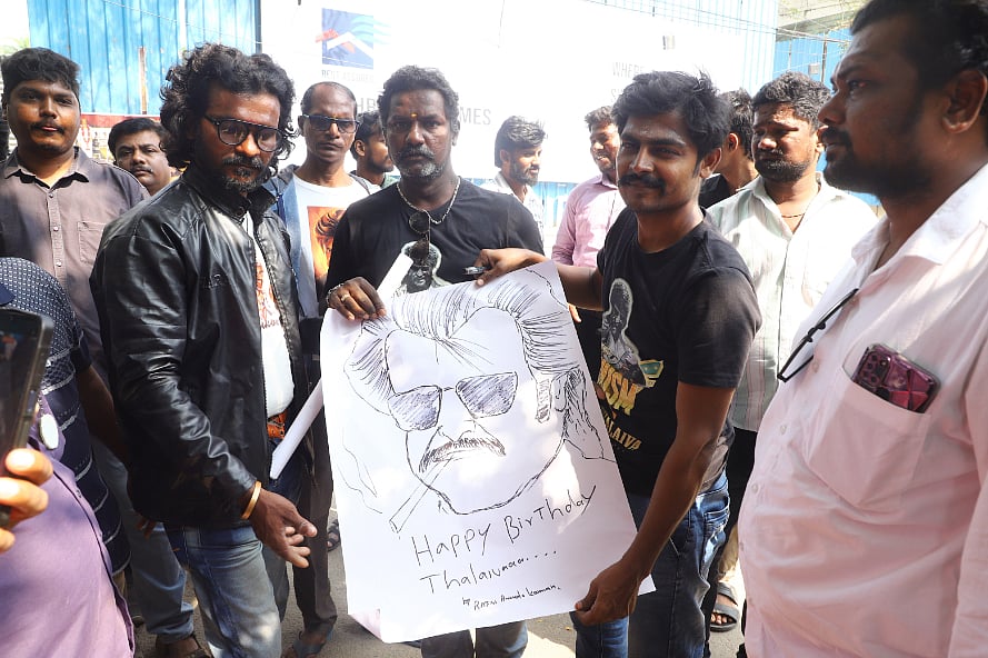 ரஜினிகாந்த் 75-வது பிறந்தநாள் விழா: போயஸ் கார்டனில் கொண்டாடிய ரசிகர்கள் | Photo Album