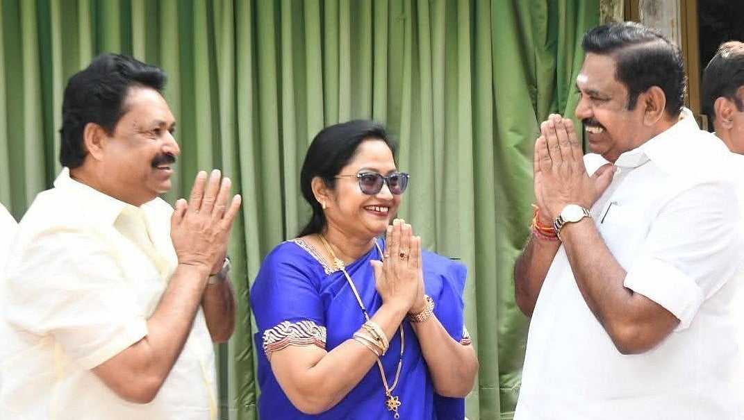 கழற்றிவிட்ட திமுக; கைகொடுத்த அதிமுக - கிருஷ்ணகிரி நகர்மன்ற முன்னாள் தலைவர் கட்சி மாறியப் பின்னணி!