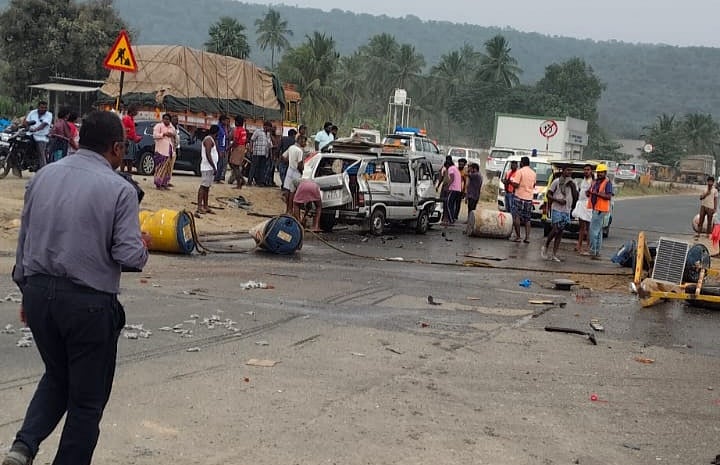 தருமபுரி: தொப்பூரில் பின்னால் வந்த லாரி, முன்னால் சென்ற வாகனங்கள் மீது மோதி விபத்து - 4 பேர் பலி