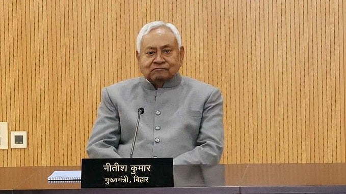 'நிதிஷின் மனநலம் பரிதாபகராமக உள்ளது' - பெண் மருத்துவரின் ஹிஜாப்பை இழுத்த முதல்வர்; வழுக்கும் கண்டனம்