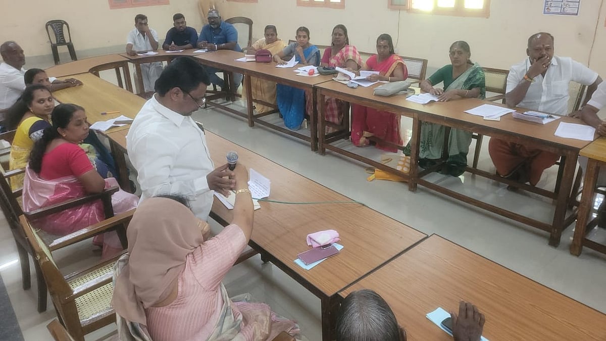 செங்கோட்டை நகர்மன்ற கூட்டம்: ``செருப்பால் அடிப்பேன்'' - திமுக நகர்மன்ற தலைவி பேச்சால்  பரபரப்பு