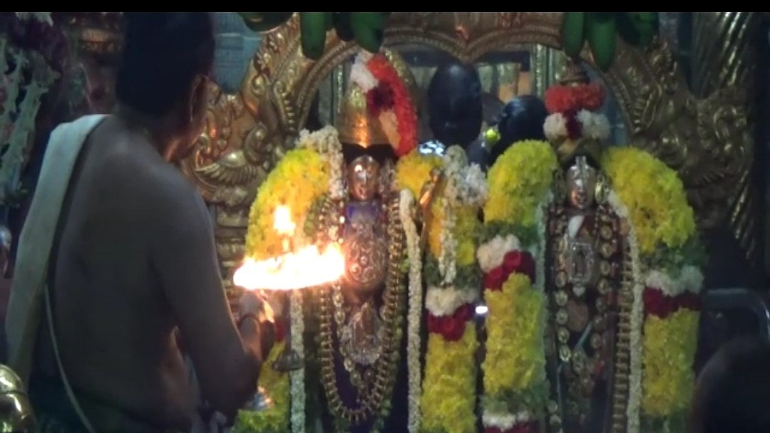ஸ்ரீவில்லிபுத்தூர் ஸ்ரீஆண்டாள் கோயிலில் மார்கழி மாதப் பிறப்பையொட்டி சிறப்புப் பூஜை
