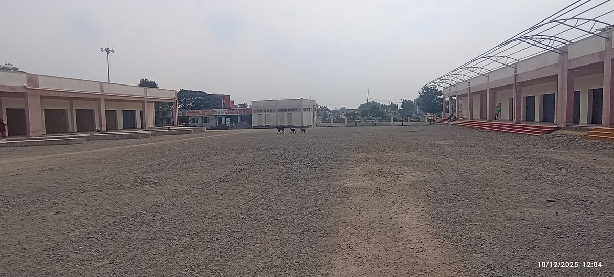 அரியலூர்: முழுமையடையாத பேருந்து நிலைய கட்டடப் பணிகள்... அவதியுறும் பொதுமக்கள்! 