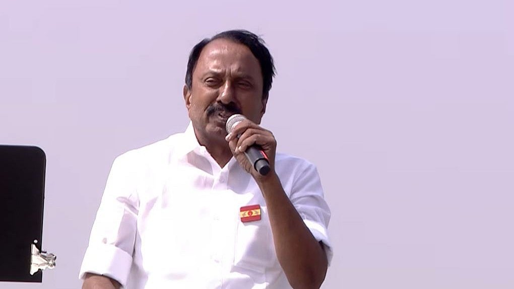 TVK : ``அப்போது புரட்சித் தலைவரை இப்போது புரட்சித் தளபதியை பார்க்கிறேன்