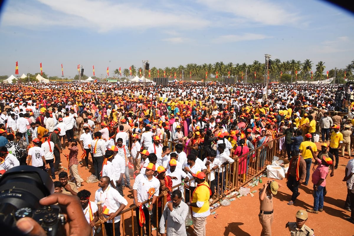 ஈரோடு: அறிவுரையை மீறிய தொண்டர்கள்; எச்சரித்த விஜய் - தவெக பிரசாரக் கூட்ட ரவுண்ட் அப்