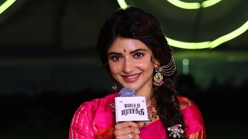 Parasakthi: 'நிலவொளி தந்தாயே கண்ணால!' - 'பராசக்தி' ஶ்ரீலீலாவின் க்யூட் க்ளிக்ஸ் |Photo Album