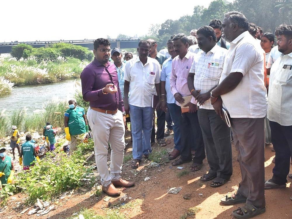 விகடன் செய்தி எதிரொலி : திண்டுக்கல் வைகை ஆற்றை சுத்தம் செய்த மாவட்ட ஆட்சியர்!