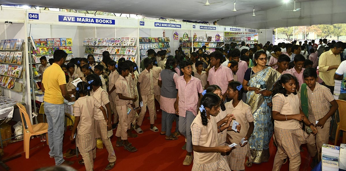 தேனி: தொடங்கியது 4-வது புத்தக திருவிழா; சிறைவாசிகளுக்கு புத்தகங்களை வழங்கிய எம்.பி!