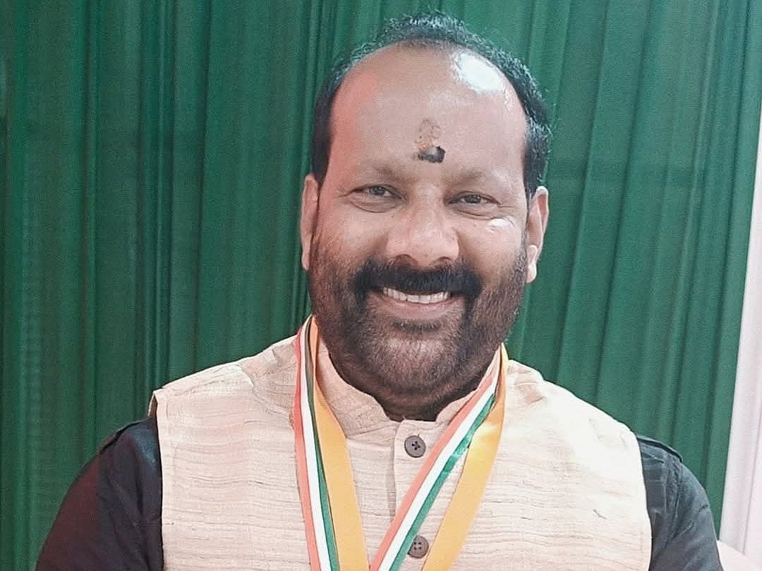 'பதவி பரிந்துரைக்கு ரூ.15 லட்சம் கேட்டார்'- காங். மேலிட பார்வையாளர் மீதான குற்றச்சாட்டும் விளக்கமும்