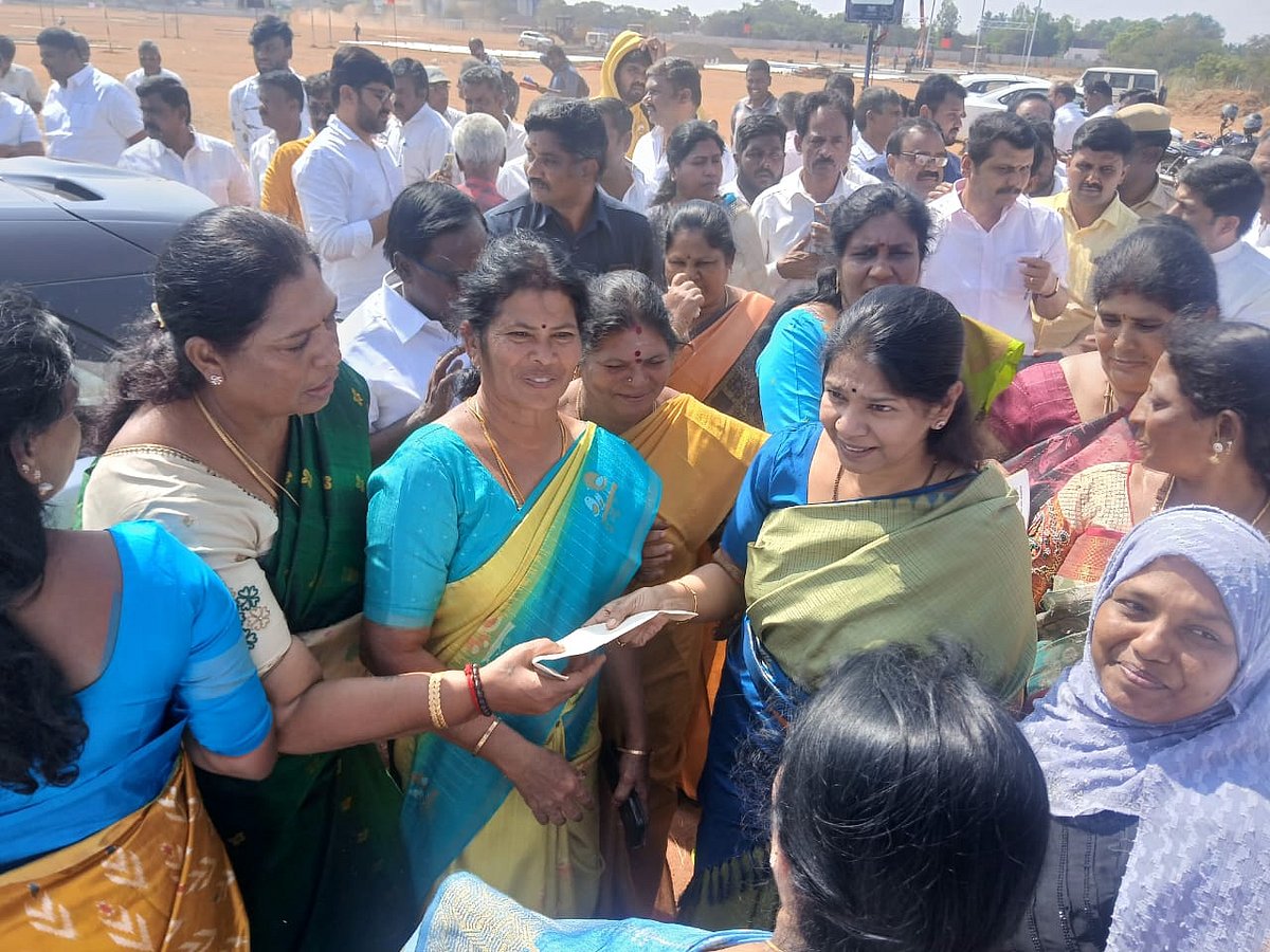 தேர்தல் அறிக்கை: `கவர்ச்சிகர திட்டங்கள் இல்லை; முன்னேற்ற திட்டங்களுக்குத்தான் முன்னுரிமை'- கனிமொழி