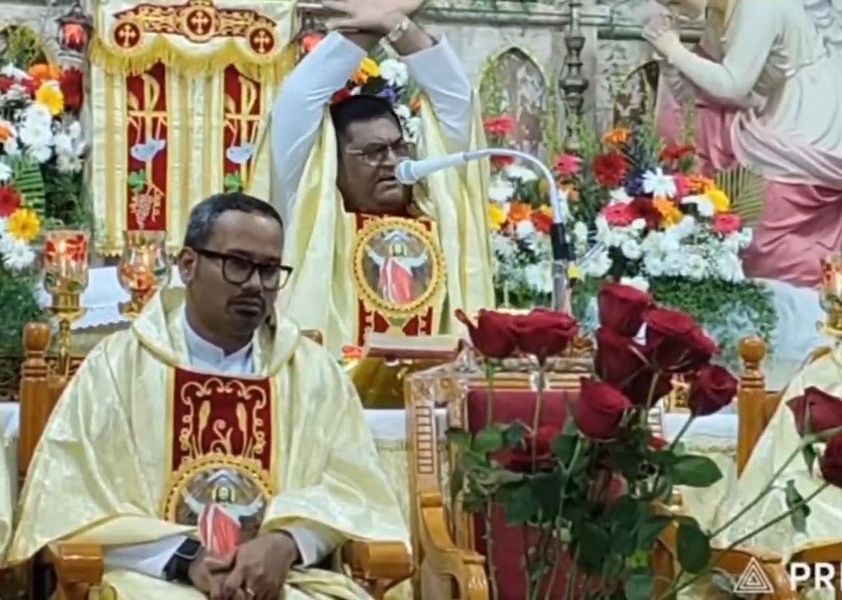 ”எல்லோரும் விஜய் பின்னால் செல்கிறீர்களே.!” - சர்ச் திருப்பலியில் பாதிரியார் பேச்சால் சர்ச்சை