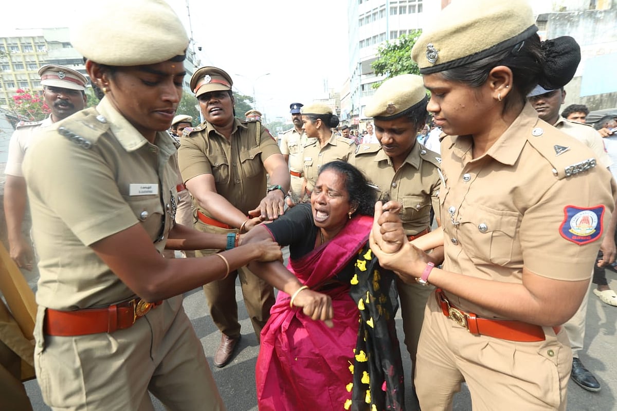 சென்னையில் தொடரும் தூய்மைப் பணியாளர்கள் போராட்டம்; உயர் நீதிமன்றம் அருகே  குண்டுக்கட்டாக கைது
