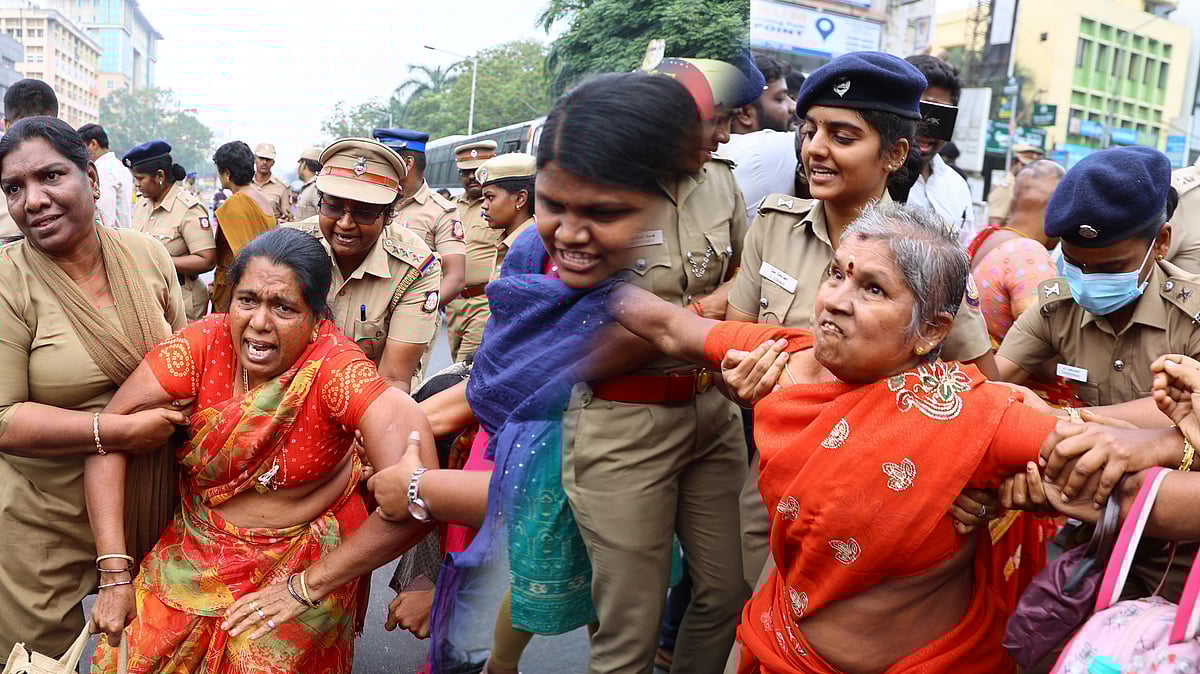 'அறிவாலயம் முற்றுகை; கருணாநிதி நினைவிடத்தில் போராட்டம்!' - தூய்மைப் பணியாளர்கள் குண்டுக்கட்டாக கைது 