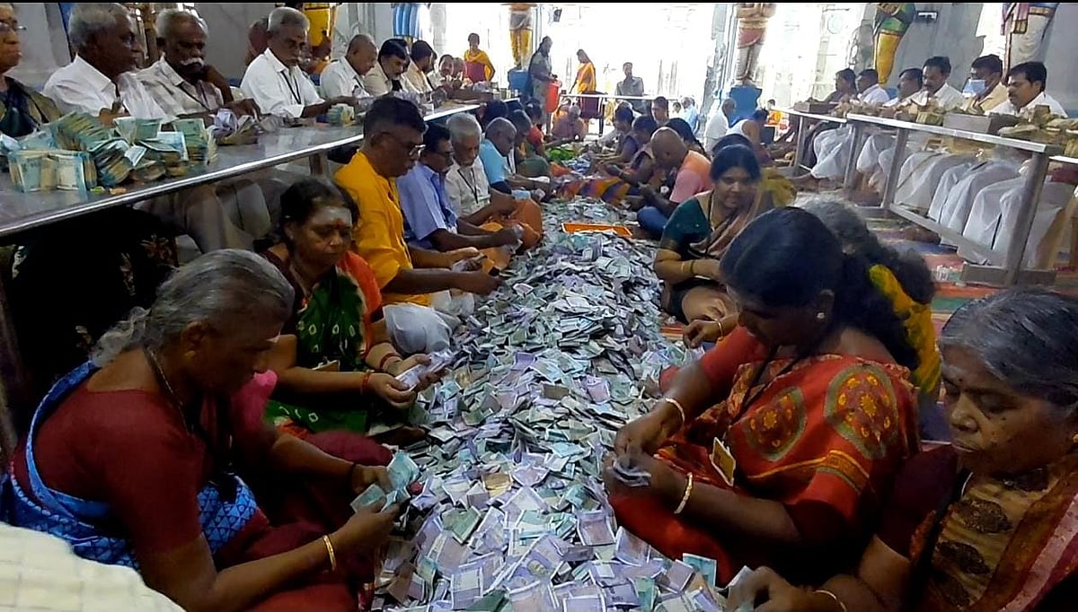 ராமேஸ்வரம்: காணிக்கை பணத்தில் கைவைத்த கோயில் ஊழியர் -  சிக்கவைத்த சிசிடிவி!
