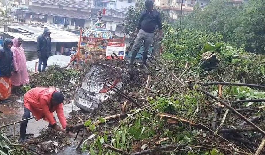 'மலை ரயில் பாதை முதல் மின் கம்பங்கள் வரை சேதம்' - ஓர் இரவில் குன்னூரைப் புரட்டிப்போட்ட கனமழை |Photos