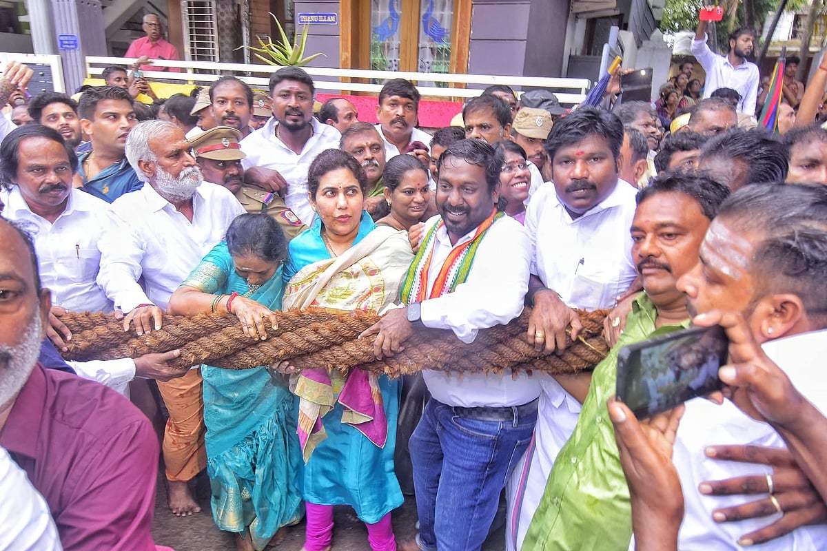 'சோத்தைத் திங்கிரியா..!' - சுசீந்திரம் தேரோட்டத்தில் டென்ஷனாகிய சேகர் பாபு! - என்ன நடந்தது?