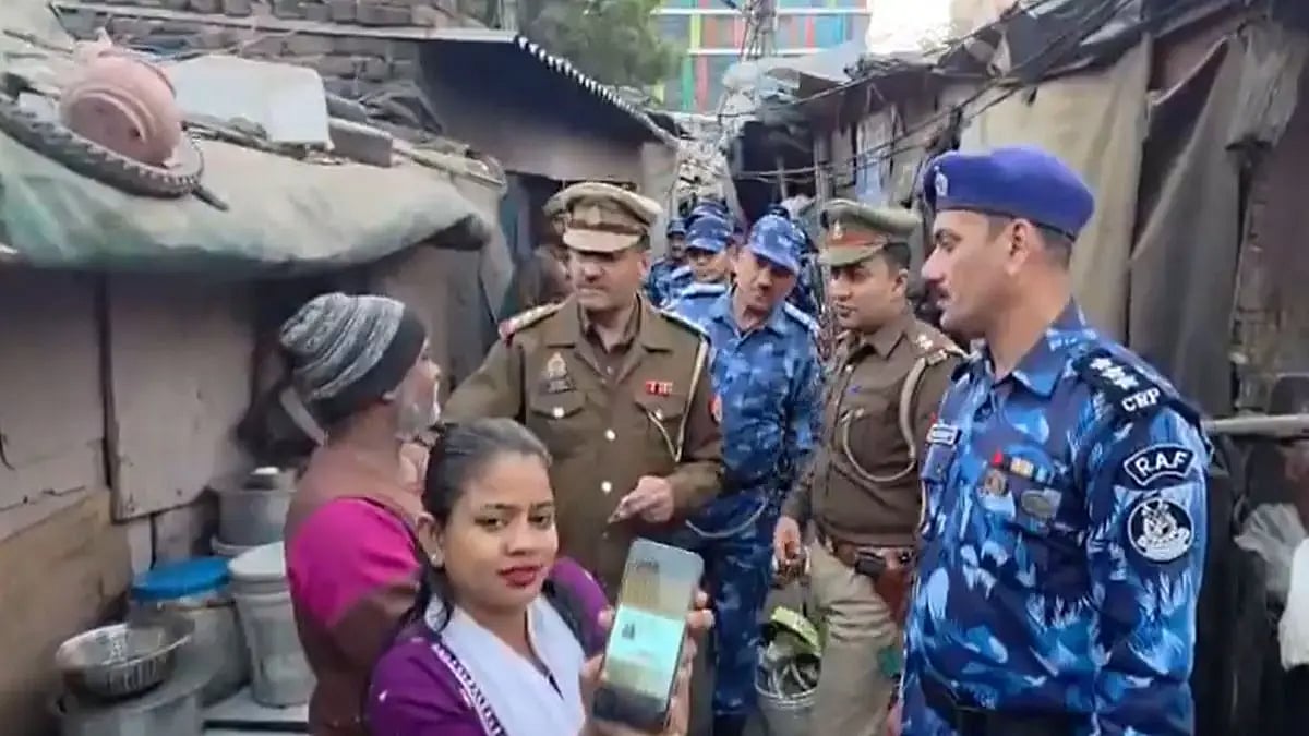 வங்கதேசத்தவரைக் கண்டுபிடிக்க மொபைல் போனில் ஸ்கேன்? - சர்ச்சையாகும் உத்தரப்பிரதேச போலீஸாரின் வீடியோ