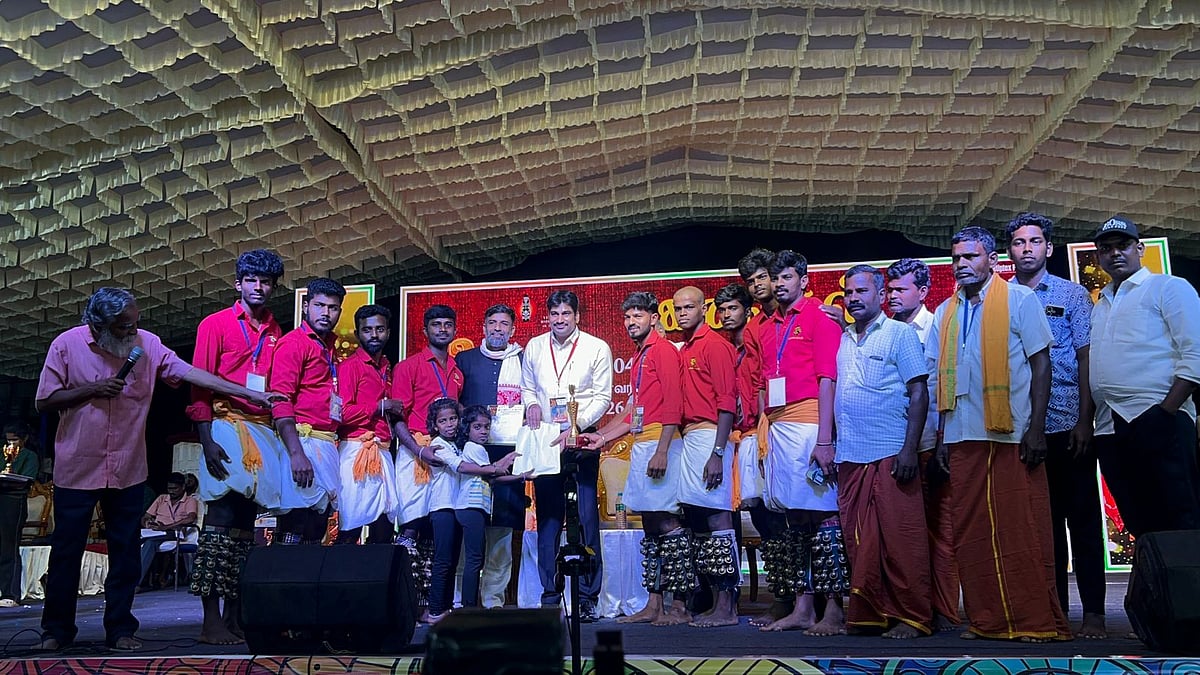 சென்னை: `வீதிவிருது' விழாவில் இரண்டாம் பரிசு பெற்ற பெருஞ்சலங்கை ஆட்டக்காரர்கள்! 