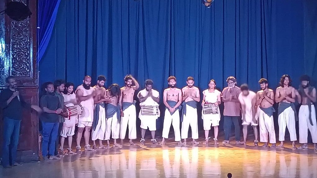 யாக்கைக்களரி: `போர் அழிக்க முயன்ற உடல்களை மீண்டும் மனிதர்களாக்கும் தருணம்'- இது போர்நிலத்தின் சாட்சி