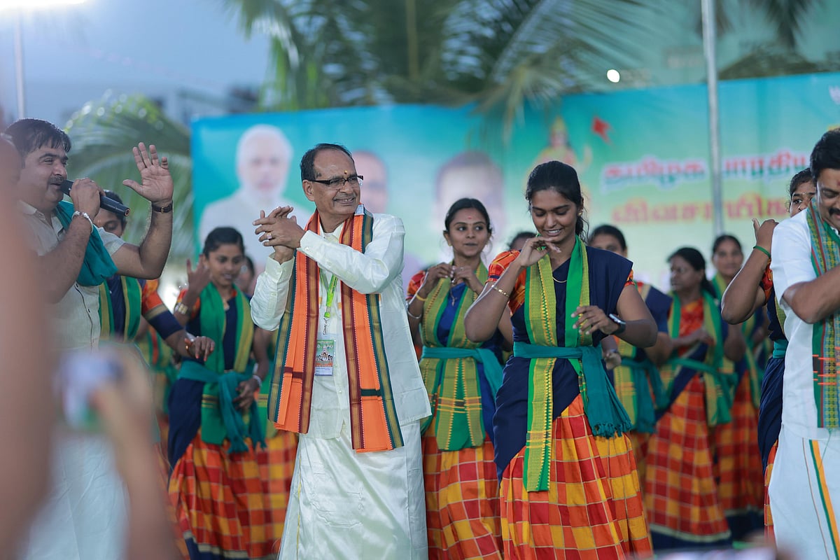 ஈரோடு: வள்ளி கும்மி ஆடிய விவசாயத்துறை அமைச்சர் சிவ்ராஜ் சிங் மற்றும் குஷ்பு! | Photo Album