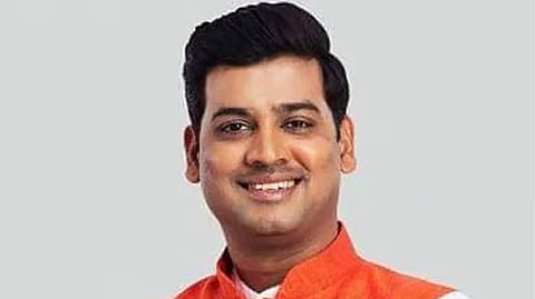 மகாராஷ்டிரா: ஷிண்டே மகனை ஓரங்கட்ட திட்டம்? மும்பையில் காங்கிரஸுடன் பாஜக கூட்டணி வைத்த பின்னணி என்ன?