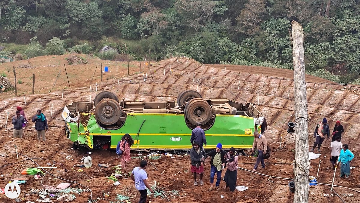 36 பயணிகளுடன் 100 அடி பள்ளத்தில் கவிழ்ந்த மினி பஸ்; கவலைக்கிடமான நிலையில் ஒருவர் - ஊட்டியில் சோகம்!