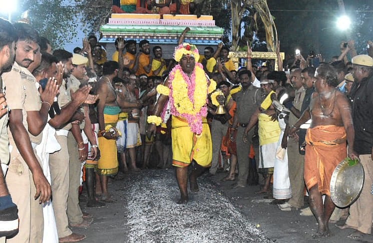 கோபி: பாரியூர் கொண்டத்து காளியம்மன் கோயில் திருவிழா - அக்னி குண்டத்தில் இறங்கிய பக்தர்கள் | Album