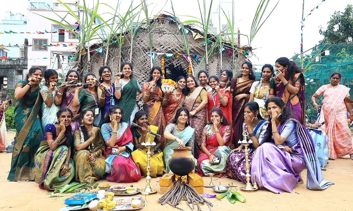 ஸ்ரீ கன்யகா பரமேஸ்வரி கல்லூரியில் பொங்கல் விழா; கொண்டாடி மகிழ்ந்த மாணவிகள்! | Photo Album