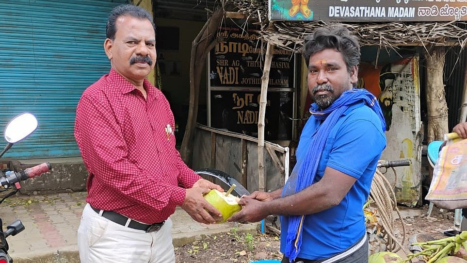 `பிளாஸ்டிக்குக்கு நோ; பப்பாளி தண்டில் ஸ்ட்ரா'- இளநீர் வியாபாரியின் Eco Friendly முன்னெடுப்பு