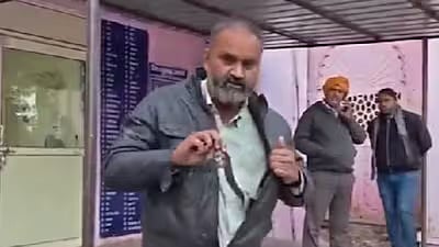 உ.பி: கடித்தப் பாம்பை சட்டையில் வைத்துக்கொண்டு மருத்துவமனைக்கு வந்த நபர்; பதறிய மருத்துவர்கள்!