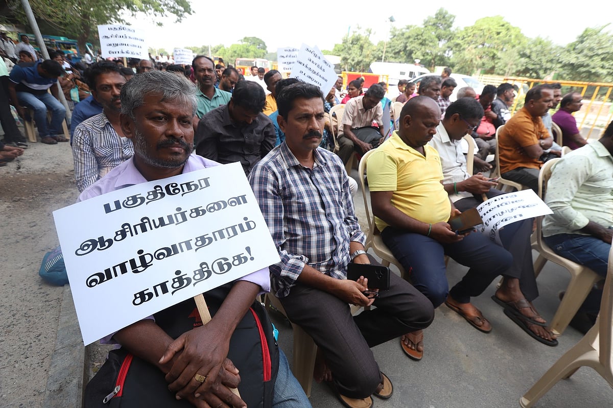 போராட்டத்தில் ஈடுபட்ட பகுதி நேர ஆசிரியர் விஷம் அருந்தி தற்கொலை - சென்னையில் அதிர்ச்சி