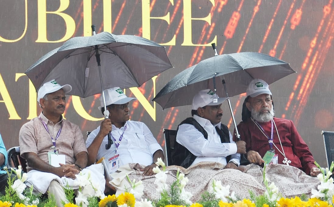 அதிமுக எம்.எல்.ஏ-வுக்கு  போர்வையைப் பகிர்ந்த ஆ.ராசா! - ராகுல் முன்னிலையில் நடந்த வைரல் சம்பவம்!