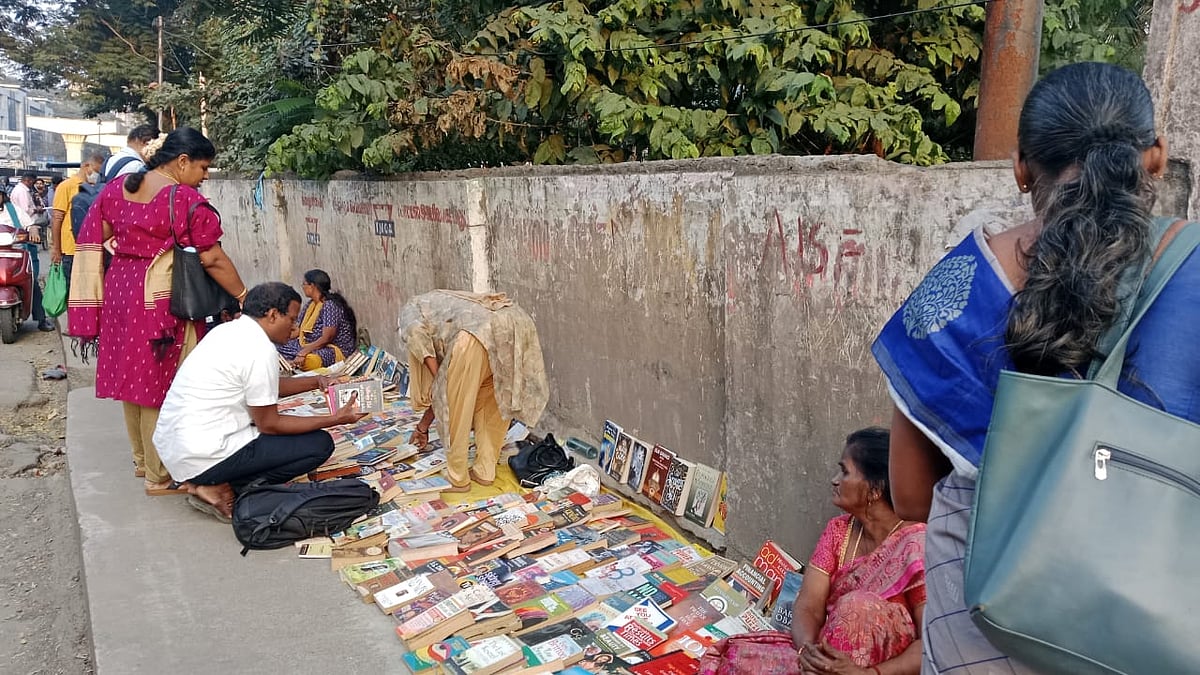 `போதிய தொகை இல்லை; உள்அரங்கில் இடம் கிடைப்பதில்லை; ஆனா.!