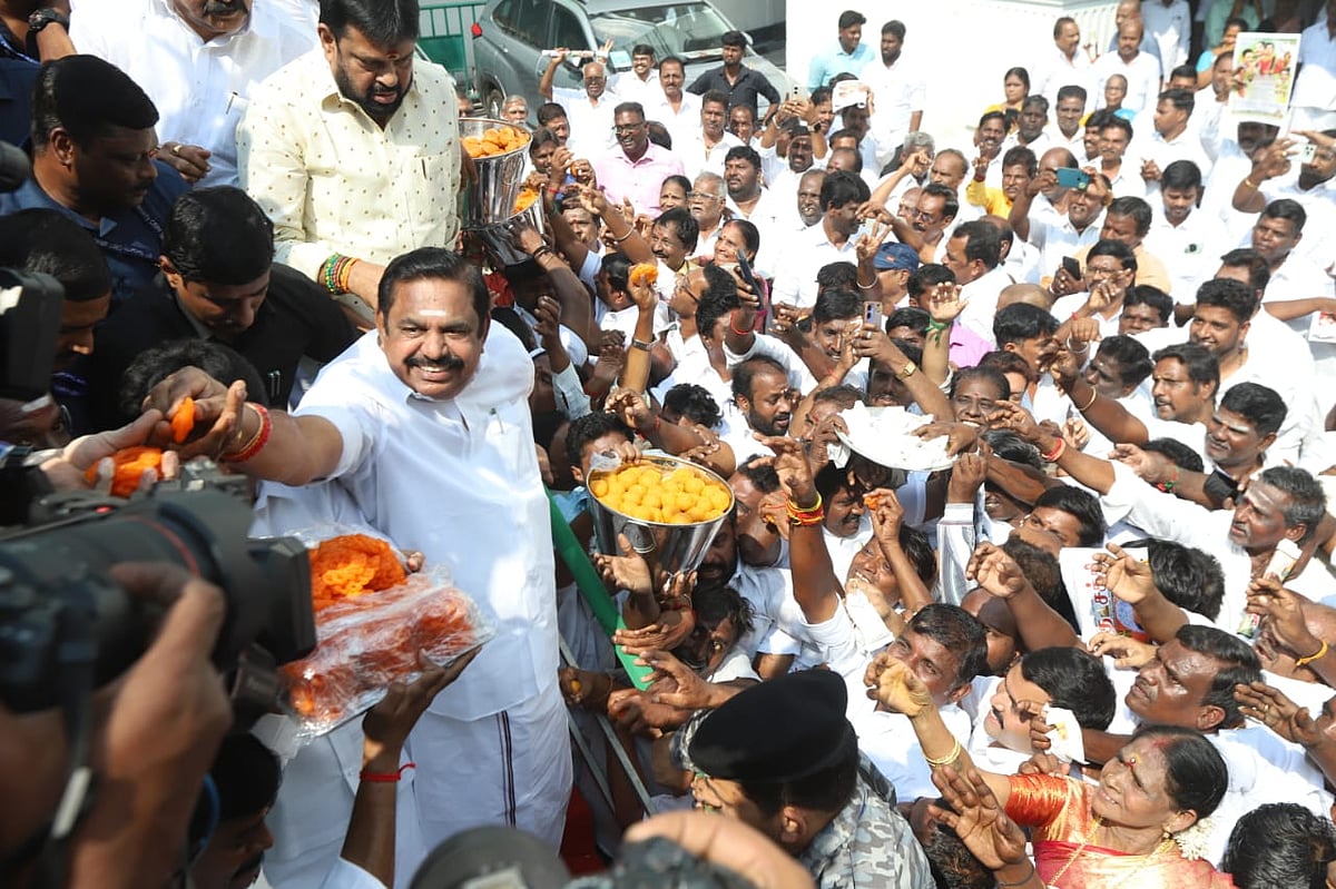 அதிமுக: 'பெண்களுக்கு மாதம் ரூ.2000; ஆண்களுக்கும் இலவசப் பேருந்து பயணம்' -  அதிரடி வாக்குறுதிகள்