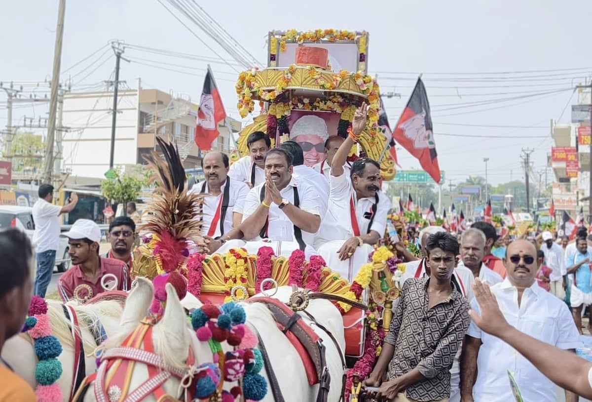 ஈரோடு: எம்.ஜி.ஆர் 109-வது பிறந்தநாள் விழா; குதிரை சாரட் ஊர்வலம்... மேள தாளத்துடன் உற்சாகம்! -  Album