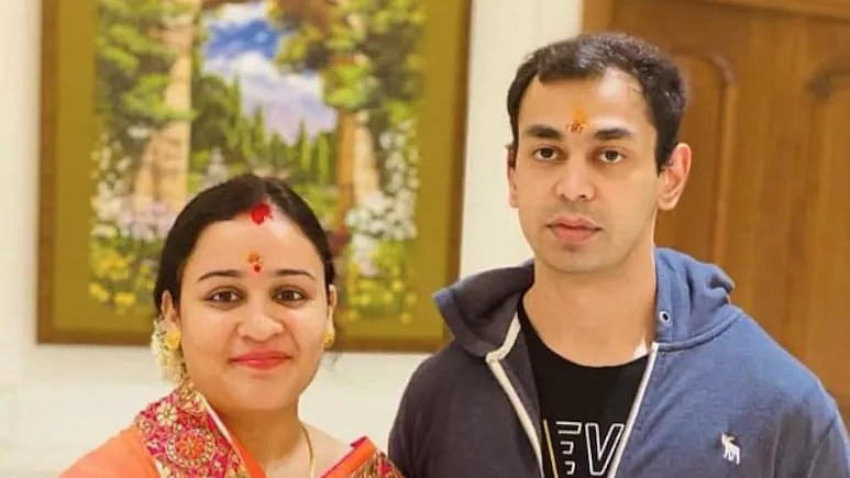 `குடும்பத்தை நாசமாக்கியவர்' - பா.ஜ.க எம்.எல்.ஏ-வான மனைவியை விவாகரத்து செய்கிறாரா முலாயம் சிங் மகன்?