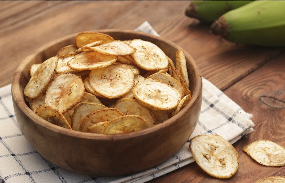 15 நிமிடங்களில் ஸ்வீட்ஸ் & ஸ்நாக்ஸ்: `வாழைக்காய் மிளகு சிப்ஸ்' வீட்டிலேயே சிம்பிளாக செய்வது எப்படி?